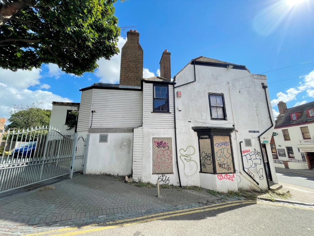 Lot: 148 - TOWN CENTRE FIRE DAMAGED PUBLIC HOUSE WITH POTENTIAL -